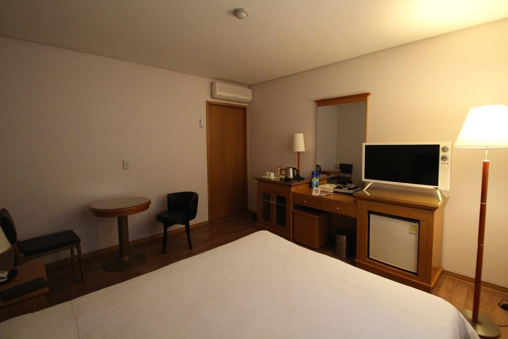 Daedong Hotel Jeju Bagian luar foto